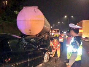 Sedan dan Truk Kecelakaan di Tol Gedong, Ada Korban Tewas