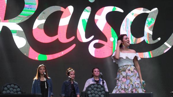 Ditemani Hamish di WTF 2017, Raisa Penuh Bunga