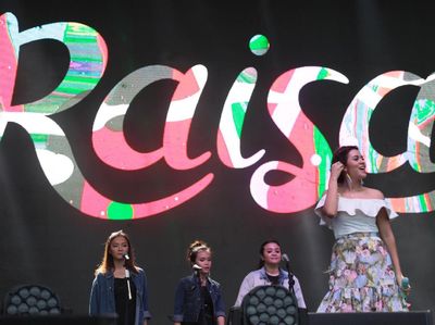 Ditemani Hamish di WTF 2017, Raisa Penuh Bunga