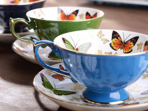 Wouw! Ada Kupu-kupu Cantik Hinggap di Cangkir-cangkir Teh Ini