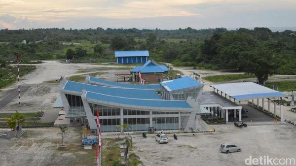 Kecantikan Bandara Matahora di Wakatobi