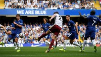 Gawang Thibaut Courtois kebobolan satu gol lain dari Stephen Ward pada menit ke-39. (Tony OBrien /Reuters)