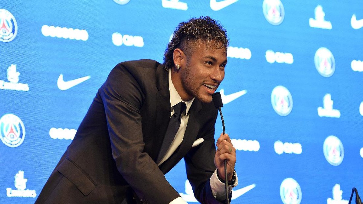 Nilai transfer Neymar dari Barcelona ke PSG dinilai kemahalan. (Aurelien Meunier/Getty Images)