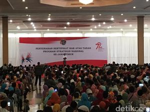 Jokowi Bagikan 2.850 Sertifikat Tanah untuk Warga Jawa Timur