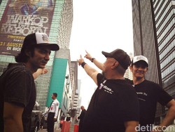 Sticker Raksasa Warkop DKI Reborn 2 Tutupi Gedung Veteran Semanggi