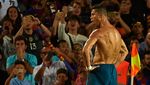 Foto: Cristiano Ronaldo Pamer Tubuh Kekar di Camp Nou