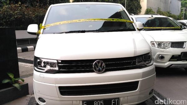 Foto Mobil Mewah Bos First Travel yang Disita Polisi