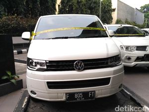 Foto Mobil Mewah Bos First Travel yang Disita Polisi