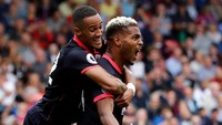 Steve Mounie juga menjadi pemain yang langsung mencetak gol di klub barunya. Didatangkan dari Montpellier, ia menyumbang dua gol dalam kemenangan 3-0 Huddersfield Town atas Crystal Palace 3-0. (REUTERS/Tolga Akmen)