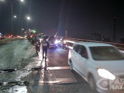 Tangki Oli Bocor di Flyover Kranji, Banyak Motor Berjatuhan