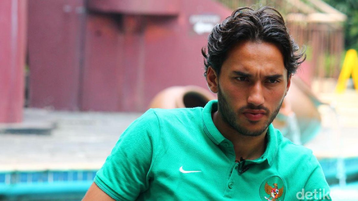 Ezra Walian dikabarkan bakal menuju Persib Bandung. (Foto: Marwan/detikSport)