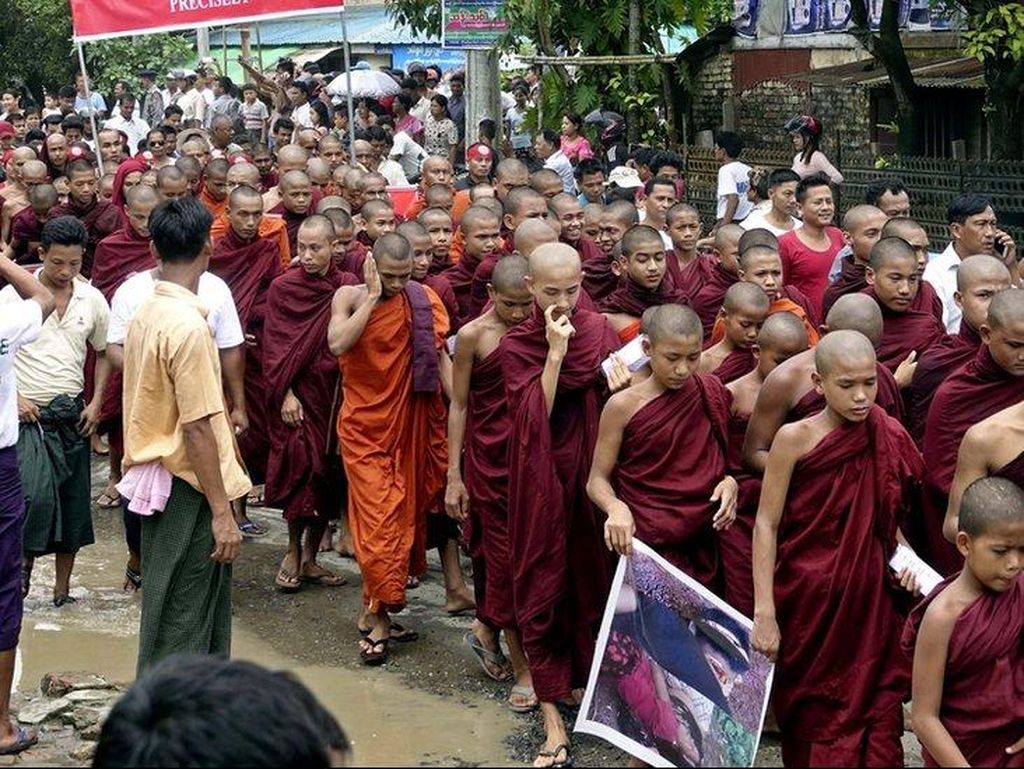 Demonstran Buddha Tuduh Badan Bantuan Memihak Rohingya Demonstran Buddha Tuduh Badan Bantuan Memihak Rohingya