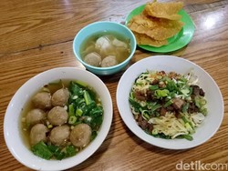 Bakmi Ayam Usro: Tipis Lembut, Mie Ayam Bakso dengan Paduan Pangsit Goreng Renyah!