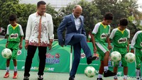 Menteri Pemuda dan Olahraga (Menpora), Imam Nahrawi didampingi Presiden Direkrut PT Nestle Indonesia, Dhamesh Gordhon, melakukan juggling bersama 10 pemain muda usia SD di halaman parkir Gedung Kemenpora, Jakarta, Senin (14/08/2017).