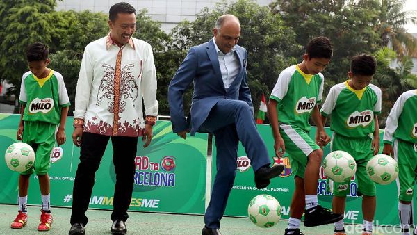 Menpora Imam Nahrawi Lepas 10 Pemain Muda ke Barcelona