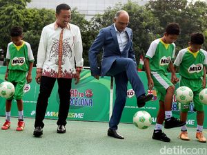 Menpora Imam Nahrawi Lepas 10 Pemain Muda ke Barcelona