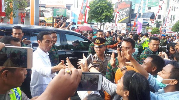 Foto: Perjuangan Menyentuh Tangan Jokowi