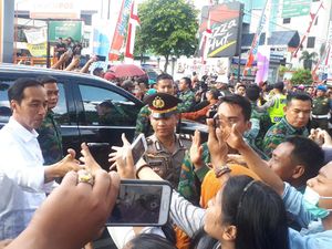Foto: Perjuangan Menyentuh Tangan Jokowi
