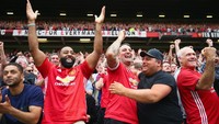 Suporter Setan Merah merayakan kemenangan besar yang didapat timnya. (Foto: Dan Istitene/Getty Images)