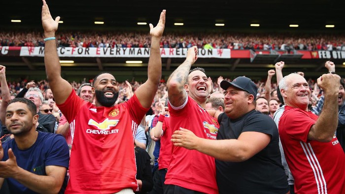 MANCHESTER, ENGLAND - AUGUST 13: Manchester United fans celebrate victory after the Premier League match between Manchester United and West Ham United at Old Trafford on August 13, 2017 in Manchester, England.  (Photo by Dan Istitene/Getty Images)