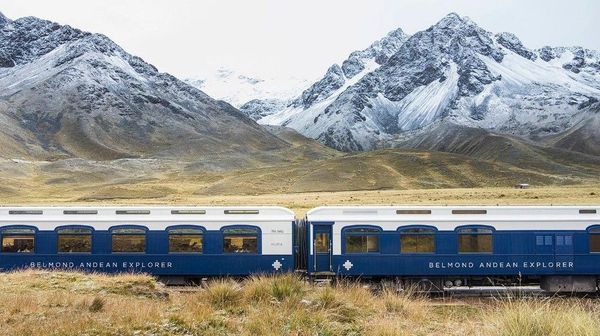 Pemandangan Romantis: Kereta Mewah dan Atap Dunia