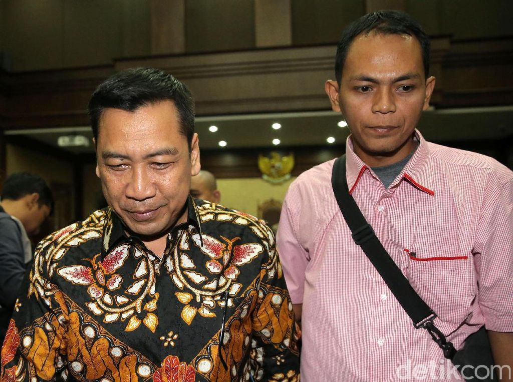 Baca Pleidoi, Orang Dekat Patrialis Akui Terima Suap Baca Pleidoi, Orang Dekat Patrialis Akui Terima Suap