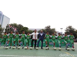 Menpora Lepas 10 Anak Indonesia yang Akan Berlatih ke Barcelona