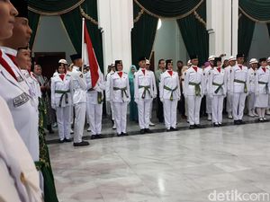 Wagub Deddy Kukuhkan 56 Anggota Paskibraka Jabar