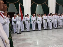 Wagub Deddy Kukuhkan 56 Anggota Paskibraka Jabar