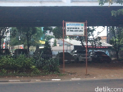 Parkir di Kolong Jembatan, Bolehkah?