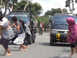 Meriahkan HUT RI ke-72, Warga Banjarnegara Lomba Tarik Mobil