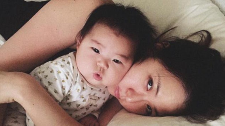 Laura Izumikawa membuat foto lucu saat bayinya tidur/ Foto: Instagram/ @lauraiz