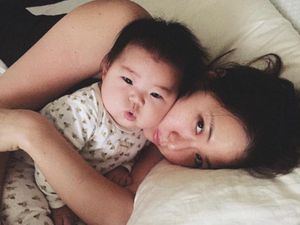 Ibu Ini Menciptakan Kenangan Saat Anaknya Tertidur Pulas