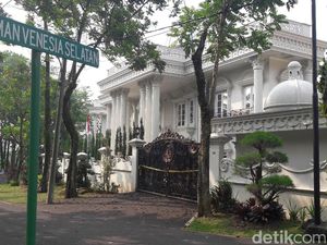 Tampak Sepi, Rumah Mewah Bos First Travel Dipasangi Garis Polisi Tampak Sepi, Rumah Mewah Bos First Travel Dipasangi Garis Polisi