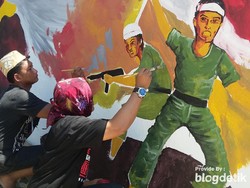Seniman di Bondowoso Membuat Mural Peringati HUT RI