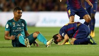 Pertandingan di Camp Nou, Senin (14/8/2017) dini hari WIB, berjalan cukup keras. Wasit mengeluarkan total tujuh kartu kuning untuk kedua tim; tiga untuk Barca dan empat untuk Madrid. Foto: Juan Medina/REUTERS