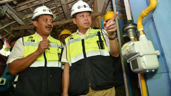 Jonan Tinjau Pembangunan Jaringan Gas Bumi di Rumah Warga