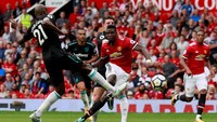 Pesta MU tak tuntas sampai di situ, karena tiga menit berselang Paul Pogba memastikan timnya berpesta di pekan perdana dengan gol yang dia lesakkan. (Foto: Action Images via Reuters/Jason Cairnduff)