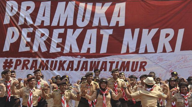 Sejumlah anggota Praja Muda Karana (Pramuka) menari dan bernyanyi saat Deklarasi tekad Pramuka sebagai perekat NKRI dan pelepasan kontingen Jawa Timur menuju Raimuna Nasional (Rainas) XI di Surabaya, Jawa Timur, Selasa (8/8). Selain mendeklarasikan tekad Pramuka sebagai perekat NKRI, Kwartir Daerah (Kwarda) Gerakan Pramuka Jawa Timur mengusung tema 