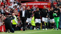Jose Mourinho, manajer Manchester United, memakai setelan hitam. Kancing jasnya terus dibiarkan terbuka, memperlihatkan kemeja putih. Rapi sekaligus santai. (Foto: Jason Cairnduff/Action Images via Reuters)
