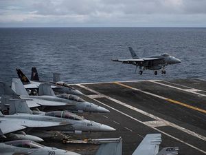 Kapal Induk Nuklir AS Unjuk Kekuatan