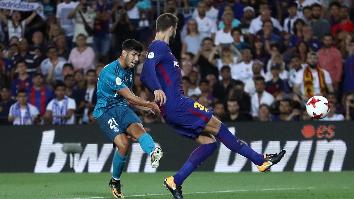Marco Asensio mencetak gol ke gawang Barcelona (Foto: Juan Medina/REUTERS)