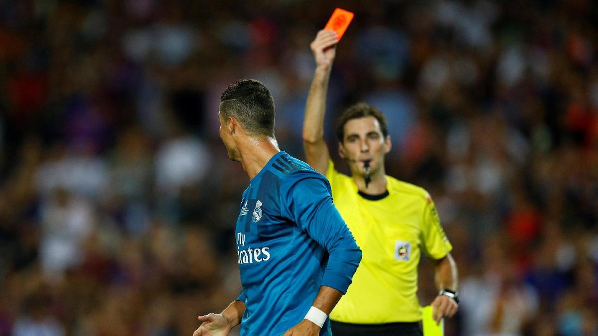 Cristiano Ronaldo mendapat kartu merah dari wasit (Foto: REUTERS/Juan Medina)