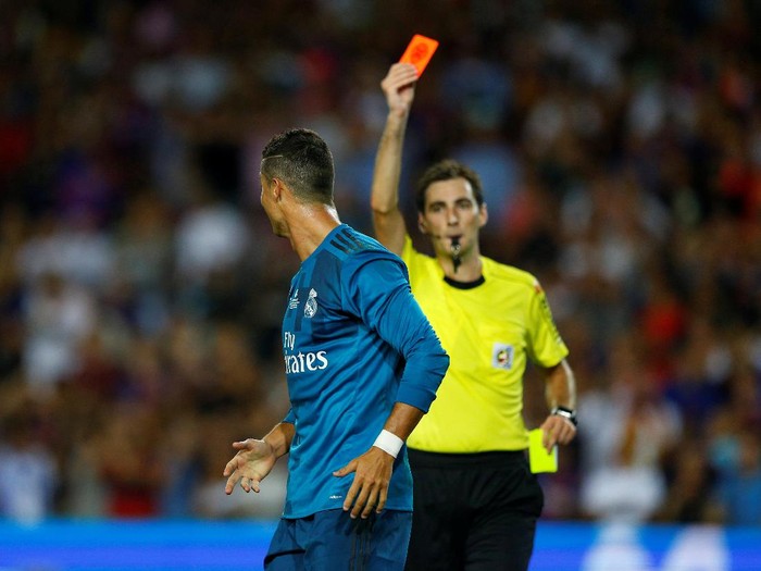 Soccer Football - Barcelona v Real Madrid Spanish Super Cup First Leg - Barcelona, Spain - August 13, 2017   Real Madrid’s Cristiano Ronaldo is shown a red card by referee Ricardo de Burgos Bengoetxea after receiving a second yellow card for simulation   REUTERS/Juan Medina