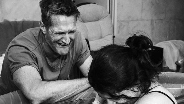 Foto: Dramatis! Tangis Haru Seorang Ayah Saat Bayinya Lahir