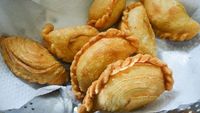Ngopi Makin Mantap dengan 7 Varian Pastel yang Kriuk Renyah Ini