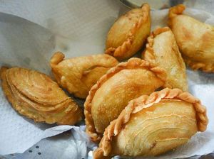 Ngopi Makin Mantap dengan 7 Varian Pastel yang Kriuk Renyah Ini