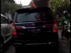 Kocak! Begini Curhatan Emak-emak yang Ngomel karena Mobil Anies