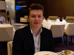 Dulu Kerja di McD, Kini Pria Ini Keliling Dunia & Selalu Naik First Class