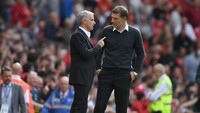 Di laga ini MU menang telak 4-0 atas West Ham yang ditangani oleh Slaven Bilic. MU unggul 1-0 di babak pertama, sebelum menambah tiga gol lainnya di paruh kedua. (Foto: Dan Istitene/Getty Images)
